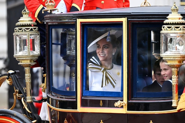 Niti močno deževlje, ki se je spustilo nad Londonom ni ustavilo oboževalcev kraljeve družine, da bi potrpežljivo počakali na Kate …