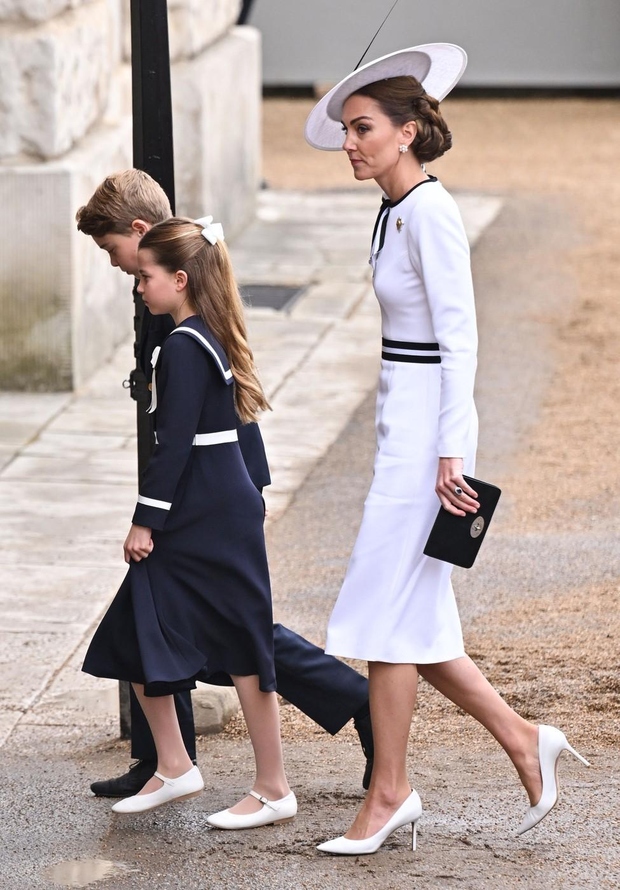 Mimogrede, tradicionalna parada Trooping the Color je slovesno praznovanje rojstnega dne sedanjega britanskega monarha, znana tudi kot parada kraljevega rojstnega …