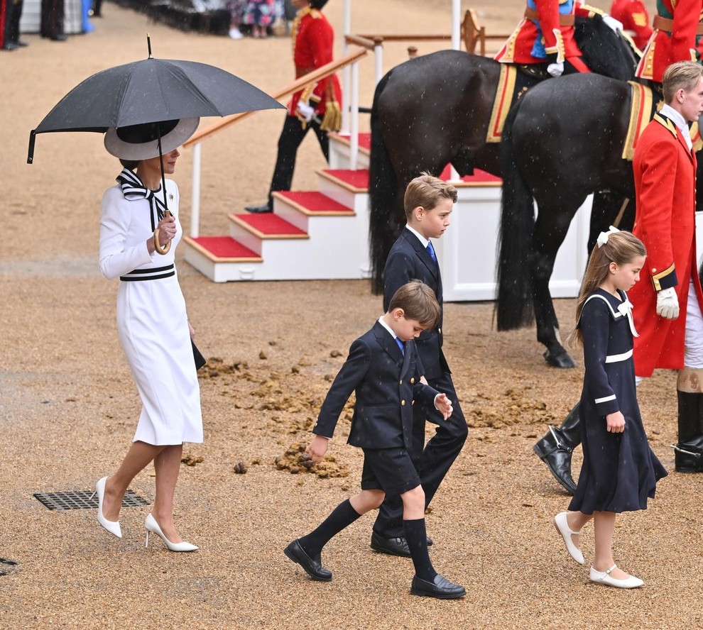 Tradicionalna parada Trooping the Color je slovesno praznovanje rojstnega dne sedanjega britanskega monarha, znana tudi kot parada kraljevega rojstnega dne. …