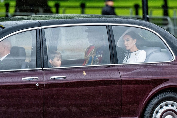 Valižanska princesa se je udeležila tradicionalne parade Trooping the Colour, ki poteka ob uradnem praznovanju rojstnega dne kralja Charlesa, kamor …