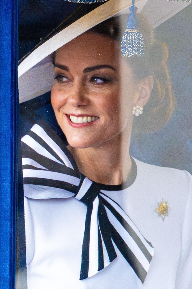S širokim nasmehom na obrazu in v elegantni kreaciji, vredni najpomembnejše britanske slovesnosti Trooping the Colour, se je Kate Middleton …