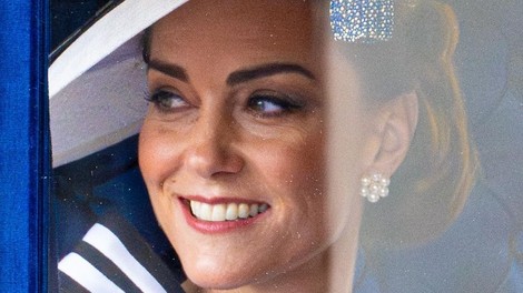 Premaknila je meje in presegla celo Diano: Obleka Kate Middleton na Trooping the Colour je poklon neki drugi legendarni ženski
