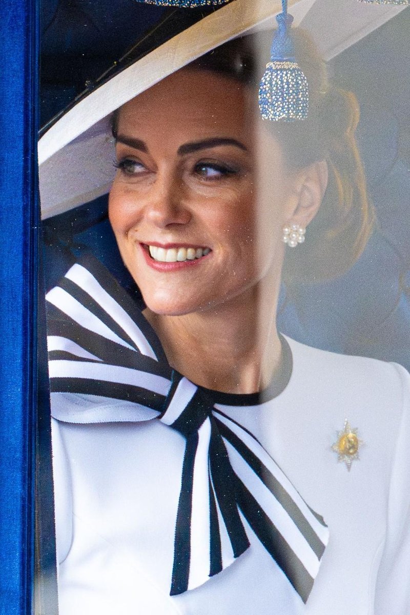Premaknila je meje in presegla celo Diano: Obleka Kate Middleton na Trooping the Colour je poklon neki drugi legendarni ženski (foto: Profimedia)