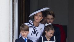 Skrivnostna podrobnost na obrazu Kate Middleton: Oboževalci princese opazili nenavadno spremembo, ki je zmedla vse