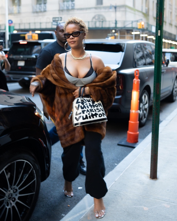 Rihanna ima dovolj lasulje: okoli se sprehaja s povsem kratkimi lasmi