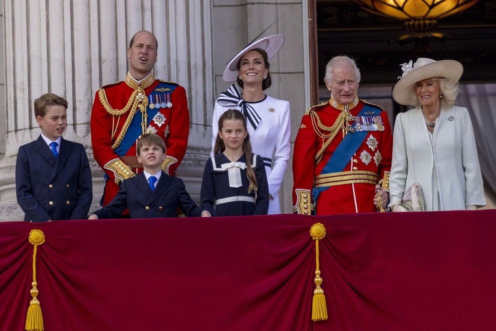 Njena bolečina bolj boli Charlesa kot Williama: Kraljeva družina z enim videom pokazala, kako zelo spoštuje Kate Middleton