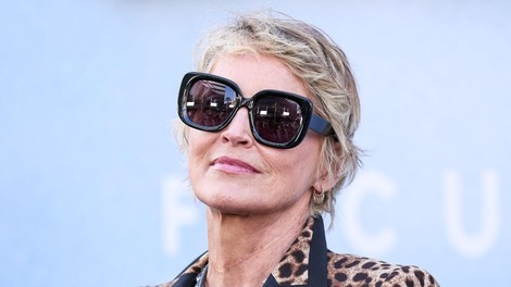 Manj je več? Ne za Sharon Stone, ki je videti spektakularno, medtem ko krši modna pravila