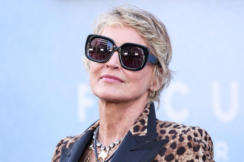 Pozabite na trenč plašč, 66-letna Sharon Stone že postavlja trende plaščev za prihajajočo jesen in pušča zelo malo prostora za domišljijo (foto: Profimedia)