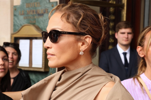 Jennifer Lopez je trenirko na tednu visoke mode končno zamenjala za prekrasno in brezčasno kreacijo