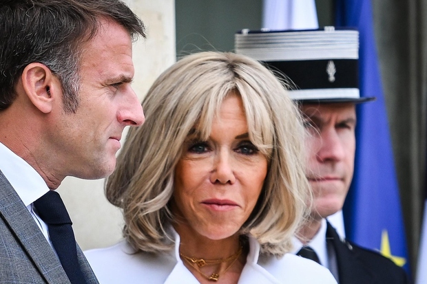 Na sprejemu voditeljev držav v Elizejski predsedniški palači pa je blestela prva dama Francije Brigitte Macron v družbi moža, francoskega …