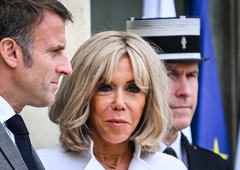 Torbica in sončna očala Dior: Brigitte Macron za let v Pariz izbrala hollywoodski videz