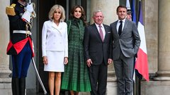 Brigitte Macron v mini krilu: Francoska prva dama ob ključnih dogodkih prisega na kose, ki razkrivajo njene noge