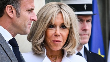 Brigitte Macron bel plašč črne hlače