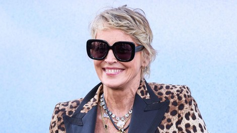 66-letna Sharon Stone z najbolj priljubljeno modno pričesko tega trenutka ukradla vso pozornost: Primerna je za vse starosti in različne tipe las
