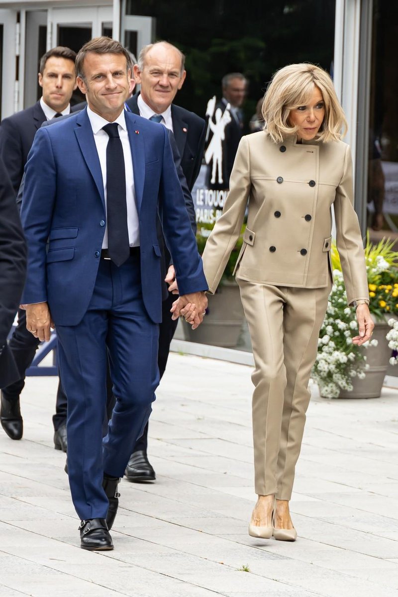 V javnost pricurljal neobjavljeni videoposnetek poroke Emmanuela in Brigitte Macron iz leta 2007