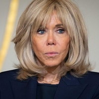 Če ste v tej zimi že naveličani črne, je te barva popolna alternativa: Trik Brigitte Macron, ki bi ga morala poznati vsaka ženska nad 50 let
