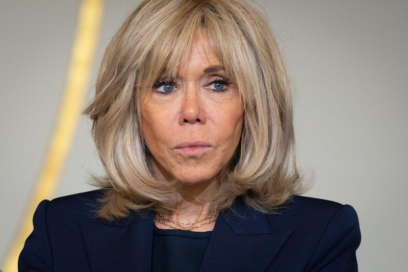 Pozabite na črno, Brigitte Macron usnjeno jakno nosila v tej barvi in popestrila svoj popolnoma črn stajling (foto: Profimedia)