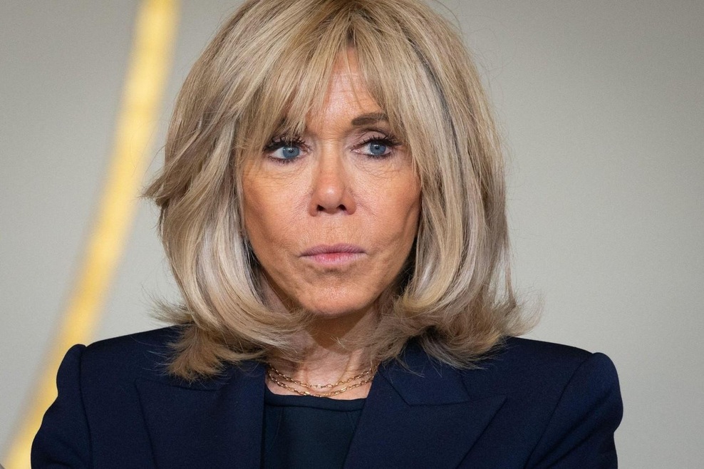 Poosebljena eleganca: Pozabite na črn suknjič, Brigitte Macron s črnimi hlačami nosila še bolj elegantno in šik alternativo (foto: Profimedia)