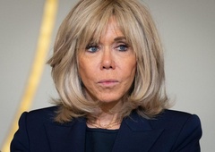 Brigitte Macron pokazala, kako hlačni kostim nositi kot prava Parižanka in v modo vrnila modni dodatek, ki smo ga oboževali pred več kot 15 leti