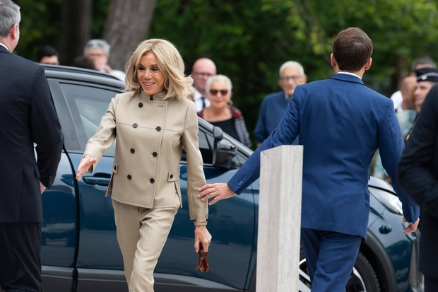 Težko pričakovana Brigitte Macron je prispela na glasovanje v družbi moža, njen nastop pa so nestrpno pričakovali modni kritiki po …