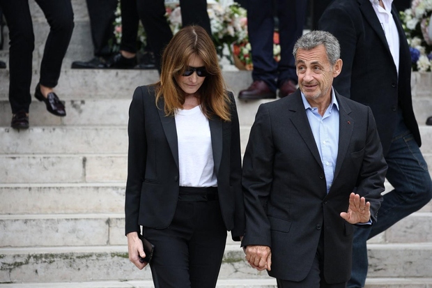 Na nedeljskih volitvah sta se pojavila tudi nekdanji predsednik države Nicolas Sarkozy in njegova žena, nekdanja vrhunska manekenka Carla Bruni.