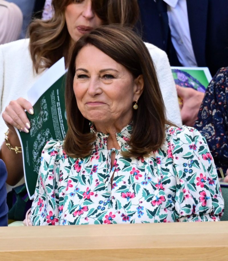 Nasmejana Carole in Michael Middleton fotografirana na tribunah Wimbledona: Dober znak, da se bo turnirja udeležila tudi Kate Middleton?
