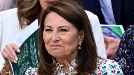 Nasmejana Carole in Michael Middleton fotografirana na tribunah Wimbledona: Dober znak, da se bo turnirja udeležila tudi Kate Middleton?