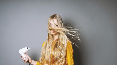 Strokovnjaki razkrivajo, zakaj je lase vseeno bolje sušiti s fenom kot na zraku