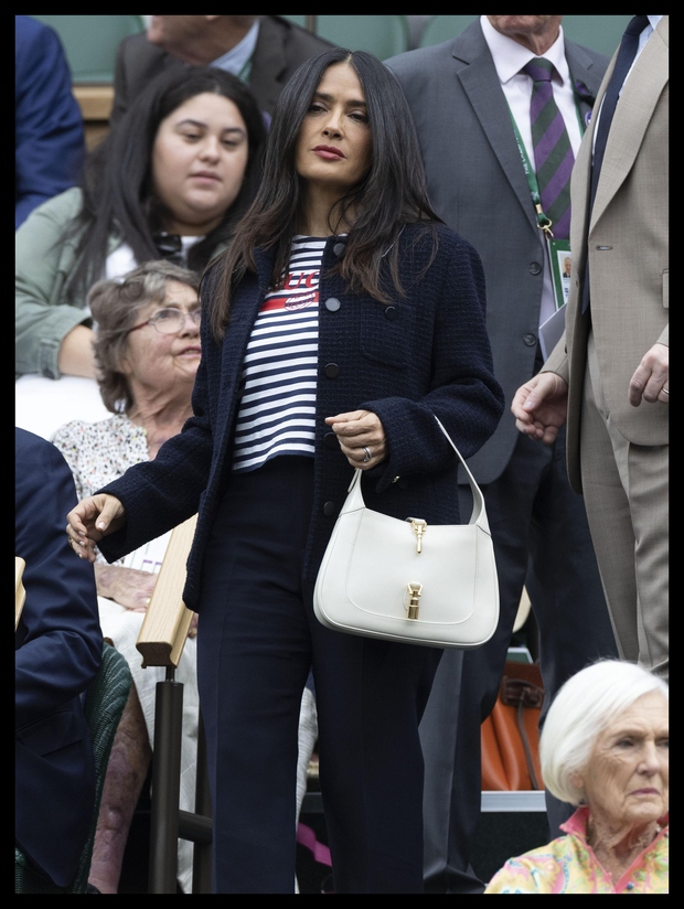 Med številnimi znanimi obrazi, ki so se udeležili najslavnejšega teniškega dogodka na svetu Wimbledon, je bila tudi priljubljena igralka Salma …