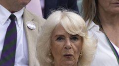 Drznila si je! Sporni poklon kraljice Camille princesi Diani na Wimbledonu ni ostalo neopaženo