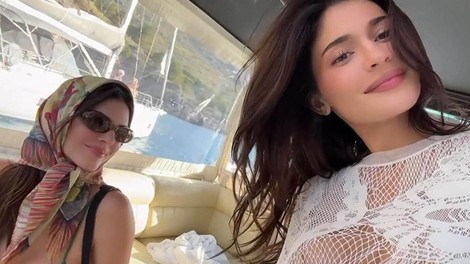 Dve sestri, dva načina nošenja bikink: Kendall in Kylie Jenner bikinke nosita popolnoma različno