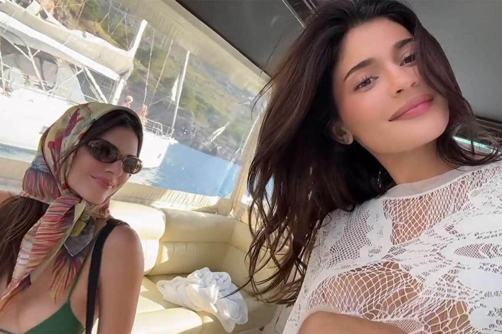 Dve sestri, dva načina nošenja bikink: Kendall in Kylie Jenner bikinke nosita popolnoma različno (foto: Profimedia)