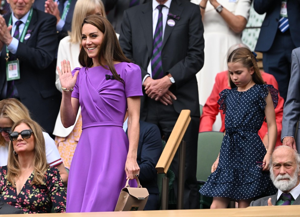 Princesa Charlotte je imela oblečeno obleko s pikami in volančki.