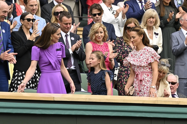 Na moškem finalu med Carlosom Alcarazom in Novakom Đokovićem so se valižanski princesi pridružili njena hči, princesa Charlotte, in njena …