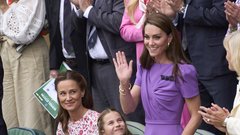 Zaščitniška princesa Charlotte je ljubka pomočnica mami Kate Middleton