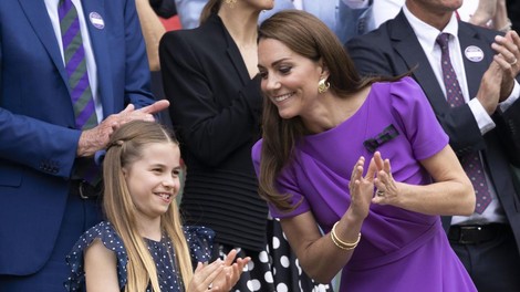 Zaščitniška princesa Charlotte je ljubka pomočnica mami Kate Middleton