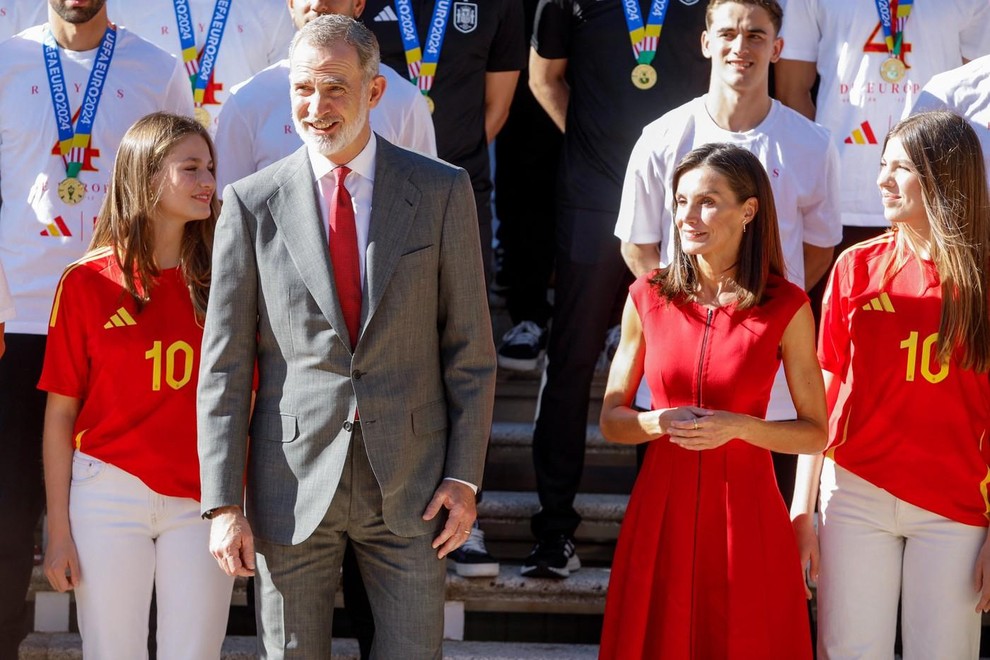 Odločila se je za midi kreacijo brez rokavov modne hiše Carolina Herrera, ki v zgornjem delu sledi liniji telesa, spodnji …