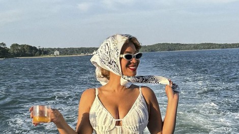 Glamurozen hollywoodski dodatek: Beyoncé potrdila trend, ki nas to poletje na plaži ščiti pred vročim soncem