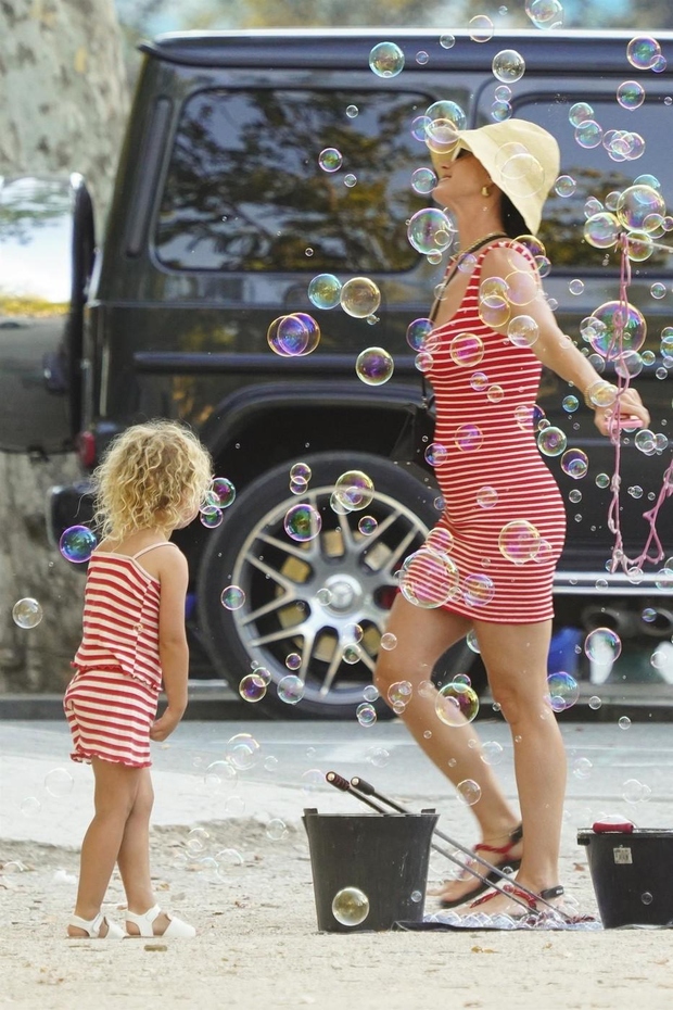 Katy Perry in njena hči Daisy Dove Bloom v usklajeno podobnih oblačilih. Tako ljubkega prizora že dolgo niste videli.