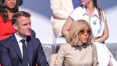 Brigitte Macron v mini krilu: Francoska prva dama ob ključnih dogodkih prisega na kose, ki razkrivajo njene noge