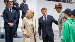 Brigitte Macron v mini krilu: Francoska prva dama ob ključnih dogodkih prisega na kose, ki razkrivajo njene noge