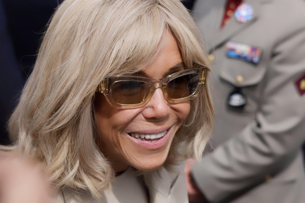 Tudi tokrat je Brigitte Macron poskrbela za spektakel v svoji čudoviti poslovni obleki.