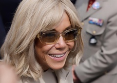 Ste že pogledali novo sezono? Brigitte Macron je za svojo vlogo v Emily v Parizu sama izbrala svojo modno kombinacijo - in to odlično!