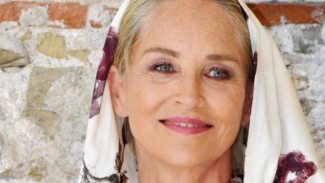 Sharon Stone osvojila rdečo preprogo v Italiji z obleko, ki je videti kot razkošno slikarsko platno: Vsi so se obračali za njo