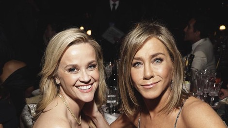 Jennifer Aniston and Reese Witherspoon skupaj, dve elegantni črni dnevni kombinaciji za čisto desetko! Katero bi oblekli najprej?