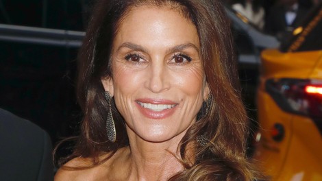 Cindy Crawford opečnata barva
