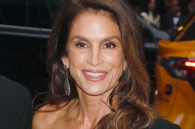 Cindy Crawford opečnata barva