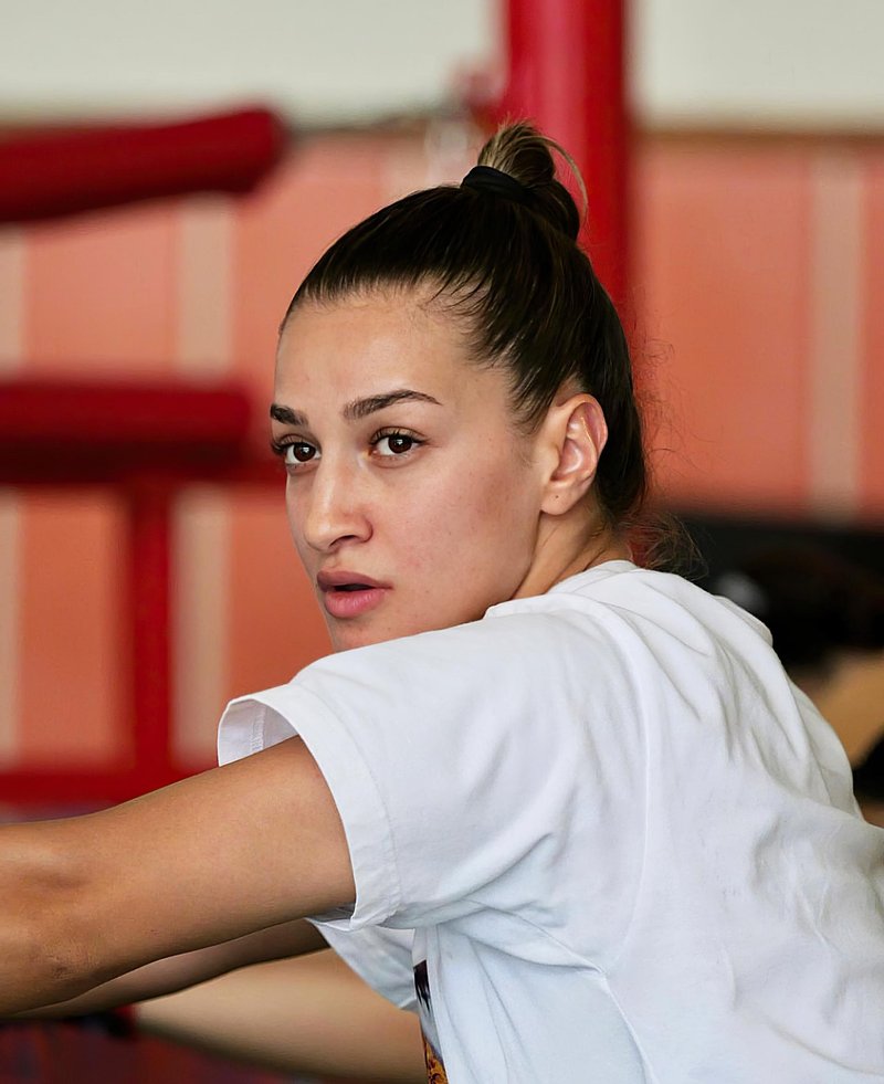 <p><strong>BUSE NAZ ÇAKIROGLU</strong></p>

<p><strong>BOKS (<u>kategorija FLYWEIGHT</u>)</strong></p>

<p><em>Predstavnica Turčije, 27 let</em></p>

<p><strong>KDO JE ONA?</strong> Buse Naz Cakiroglu je bila ena prvih boksark, ki so se leta 2021 uvrstile na olimpijske igre in osvojile srebrno medaljo v kategoriji flyweight. Leto prej je osvojila zlato medaljo na evropskem prvenstvu (kjer je bila razglašena za najboljšo boksarko) in Evropskih igrah.</p>

<p><strong>ZAKAJ ONA?</strong> Buse Naz je ambasadorka blagovne znamke Olympic Mothers Project, ki zagotavlja finančno in moralno podporo športnikom ter njihovim materam, ki so podpirale njihovo kariero. Cilj projekta je ozaveščati družine o pomenu športnega udejstvovanja v zgodnjem otroštvu in tako vzgajati bolj srčne prihodnje generacije.</p>

<p><em>»Uspeh je pomemben dejavnik za podiranje spolnih stereotipov v športu. Na olimpijske igre v Tokiu 2020 se je uvrstilo pet boksarjev, tri od njih so bile ženske. Ljudje so se včasih spraševali, ali se ženske lahko ukvarjajo z boksom. Zdaj se ta vprašanja postavljajo vse manj. Dokazale smo, da se ženske lahko ukvarjajo z vsemi športi in so v njih uspešne, vključno z boksom.«</em></p>