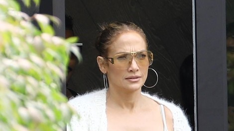 Jennifer Lopez v zelo drznih enodelnih kopalkah v katerih je bolje ležati na ležalniku