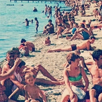Fotografija, ki odpira spomin: na nostalgičnem posnetku plaže v bivši Jugoslaviji so vsi opazili le eno stvar